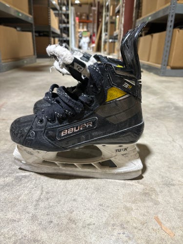 Used Bauer Supreme 3S Pro Hockey Skates Extra Wide Width Size 2.5 - Junior