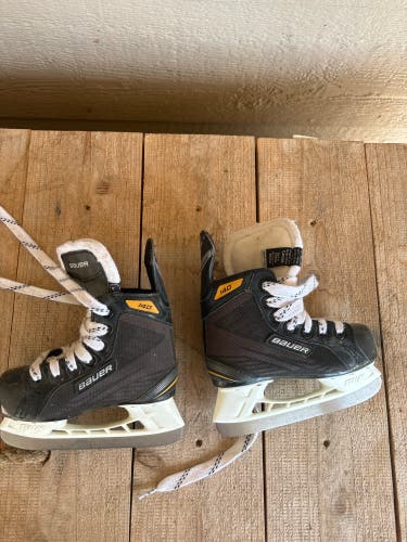 Used Youth Bauer Regular Width 9 Supreme 140 Hockey Skates