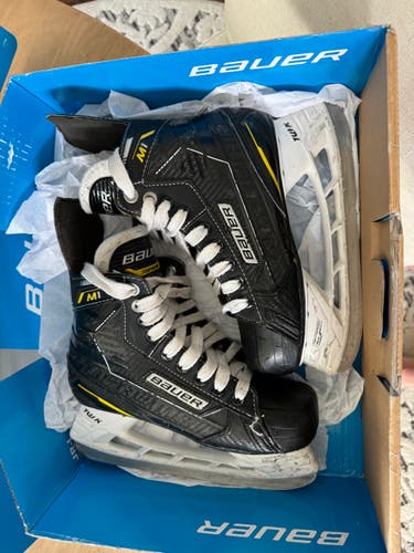 Used Junior Bauer Supreme M1 Hockey Skates Regular Width Size 3.5