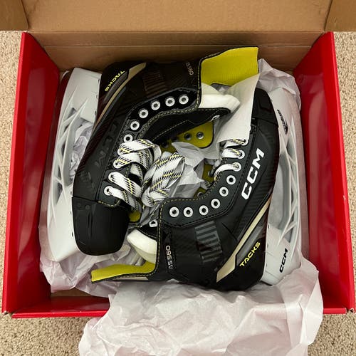 Brand New CCM Tacks AS560 Senior Ice Skates Size 8 Regular