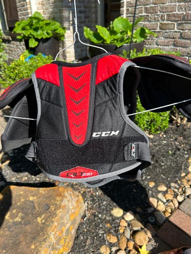 CCM Shoulder Pads QLT 230