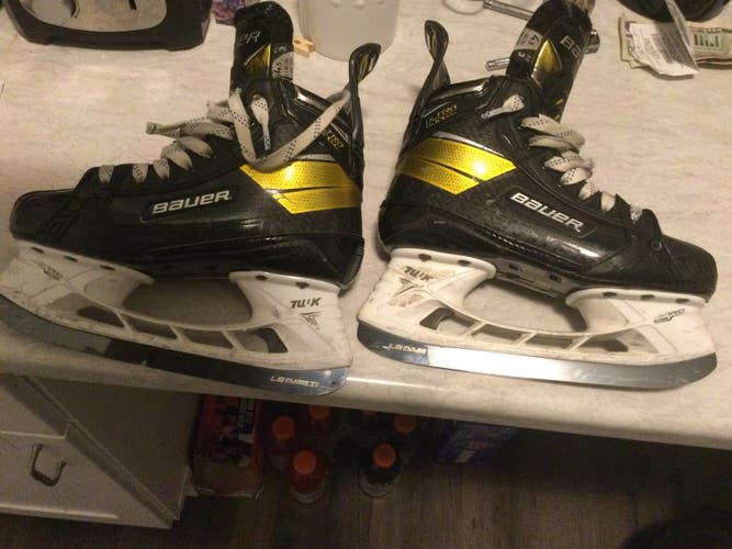 Intermediate Bauer Supreme UltraSonic Hockey Skates Regular Width Size 4.5