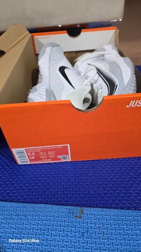 White New Size 8.5 (Women's 9.5) Adult Men's Low Top Turf Cleats