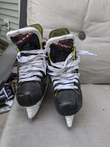 Used Intermediate Bauer Vapor X2.9 Hockey Skates Regular Width Size 5.5