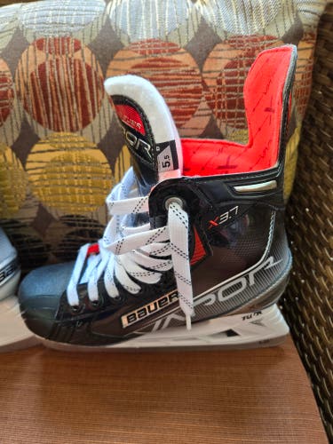 Used Intermediate Bauer Vapor X3.7 Hockey Skates Regular Width Size 5.5