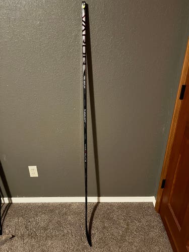 New Intermediate Bauer Right Handed P28 Vapor Hyperlite 2 Hockey Stick