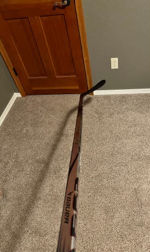 New Intermediate Bauer Right Handed P28 Vapor Hyperlite 2 Hockey Stick