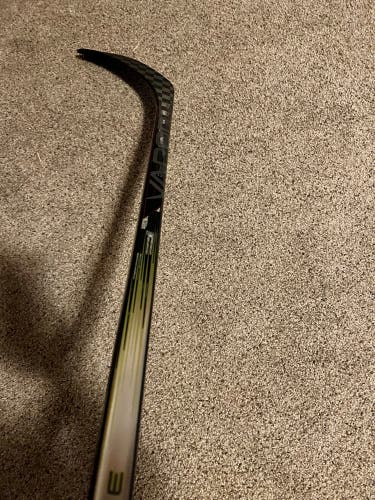 New Intermediate Bauer Right Handed P28 Vapor Hyperlite 2 Hockey Stick