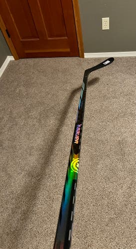 New Intermediate Bauer Right Handed P28 Proto-R Hockey Stick