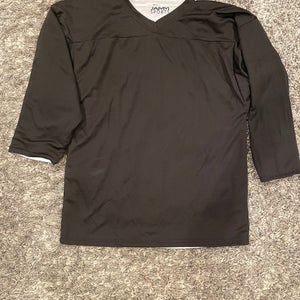 Reversible black and white jersey.  Adult Medium