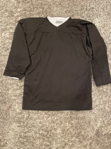 Reversible black and white jersey.  Adult Medium