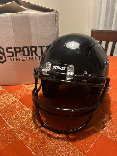 New Medium Schutt Vengeance A11 Helmet