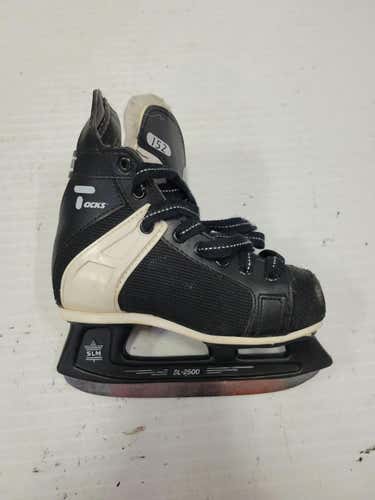 Used Ccm Tacks Youth 09.0 Ice Hockey Skates