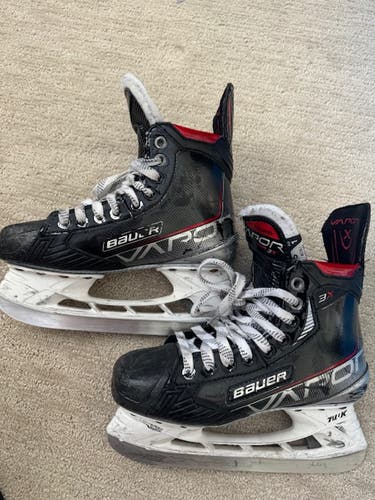 Used Intermediate Bauer Vapor 3X Hockey Skates Regular Width Size 5