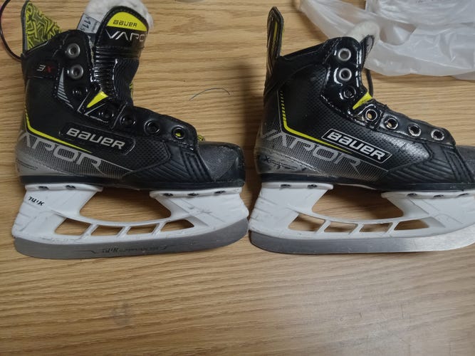 Used Youth Bauer Vapor 3X Hockey Skates Regular Width 11.5