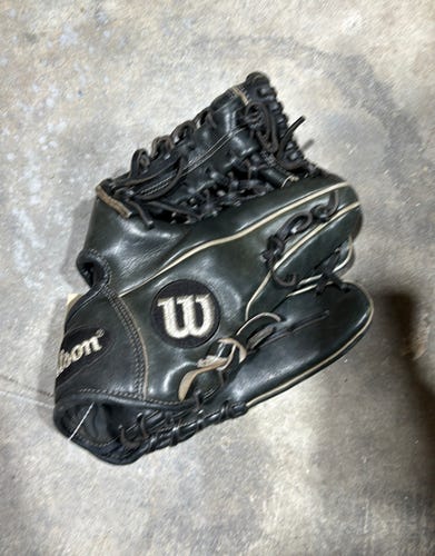 Black Used Adult Wilson A2000 Right Hand Throw Infield Baseball Glove 11.5"