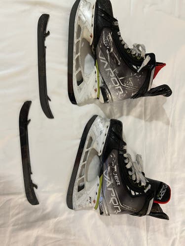 Used Intermediate Bauer Vapor Hyperlite Hockey Skates Size 5