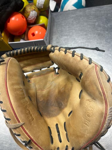 A2000 Catchers Mitt 33”