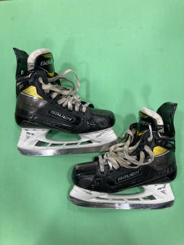 Used Intermediate Bauer Supreme 3S Pro Hockey Skates Size 5