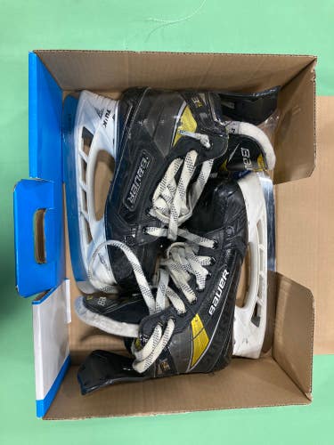 Used Intermediate Bauer Supreme 3S Pro Hockey Skates Size 4