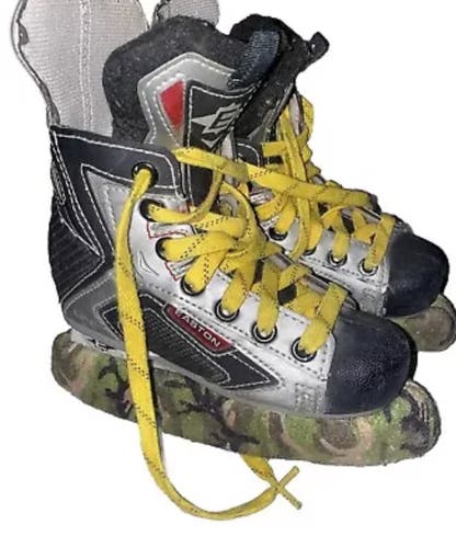 Easton Se10 Ice Hockey Skates Youth Size 12 With Camouflage Soakers