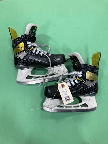 Used Junior Bauer Supreme 3S Hockey Skates Regular Width Size 2.5