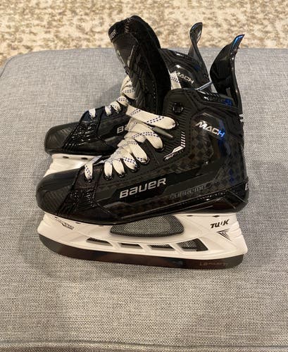 New Intermediate Bauer Hockey Skates Regular Width Pro Stock Size 4.5