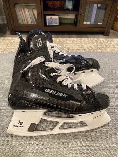 New Intermediate Bauer Hockey Skates Regular Width Pro Stock Size 4.5