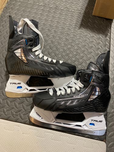 New True SVH Pro Size 7 Wide Hockey Skates