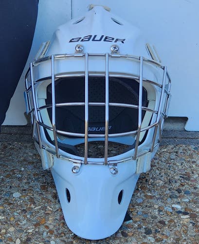 Used Senior Small Bauer 940 Goalie Mask like new, worn 3 times.