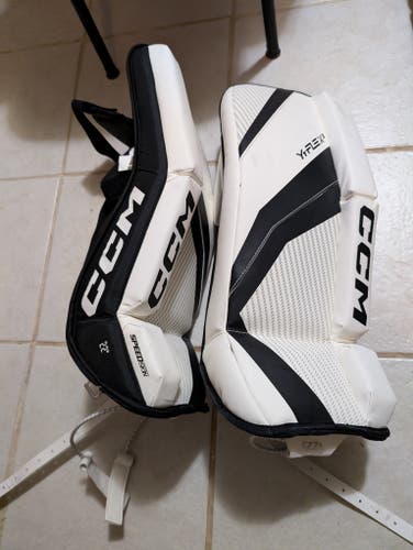 Like NEW -  21" CCM Youth Goalie Leg Pads