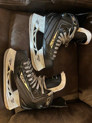 Used Senior CCM Extra Wide Width 9 RibCor Hockey Skates