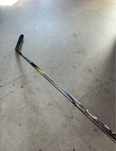 Used Senior Bauer Right Handed P28M Flex 70 Pro Stock Vapor Hyperlite 2 Hockey Stick