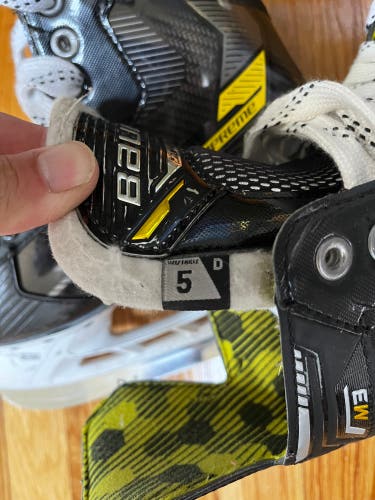 Used Intermediate Bauer Regular Width   Size 5 Supreme M3 Hockey Skates