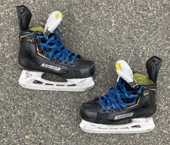 Junior Bauer Supreme 2S Hockey Skates | Size 3.5