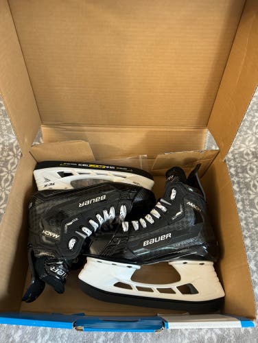 New Intermediate Bauer Supreme Mach Hockey Skates Size 4.5 Fit 3