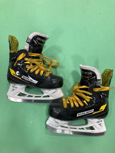 Used Junior Bauer Supreme M4 Hockey Skates Regular Width Size 1.5