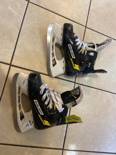 Used Junior Bauer Supreme M4 Hockey Skates Regular Width Size 1.5