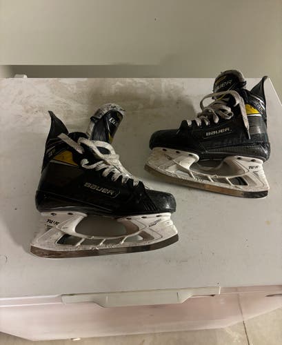 Used Intermediate Bauer Supreme 3S Pro Hockey Skates Regular Width Size 4.5