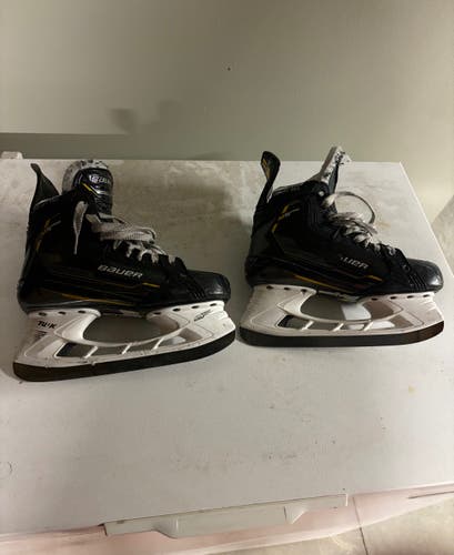 Used Intermediate Bauer Supreme M5 Pro Hockey Skates Regular Width Size 5.5