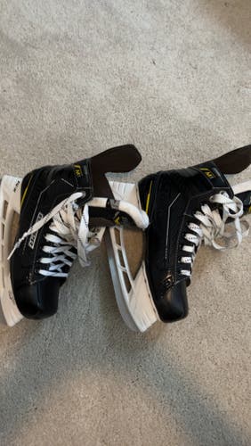 (Like New) Used Junior Bauer Supreme M1 Hockey Skates Regular Width Size 4