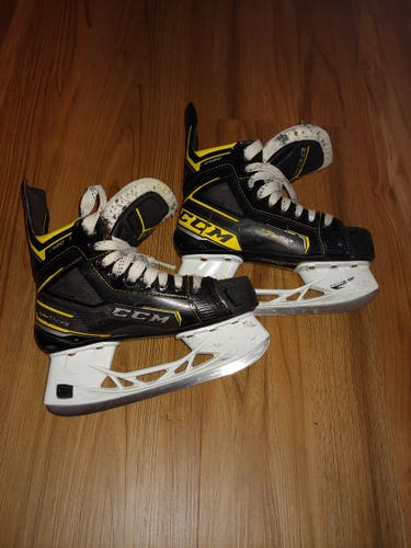 Used Intermediate CCM Super Tacks 9380 Hockey Skates Regular Width Size 4