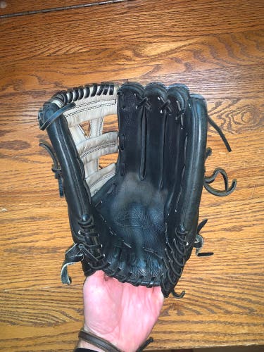 New 2013 Outfield 12.5" A2000 Baseball Glove