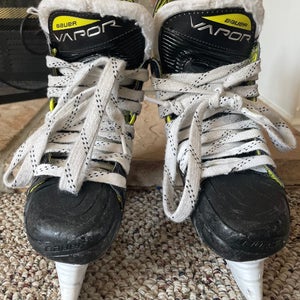 Used Junior Bauer Regular Width Size 2.5 Vapor 3X Hockey Skates