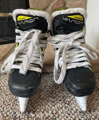 Used Junior Bauer Regular Width Size 2.5 Vapor 3X Hockey Skates