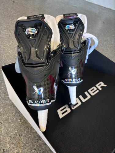 New Intermediate Bauer Regular Width Size 5 Supreme Hockey Skates