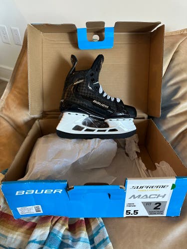 New Intermediate Bauer Regular Width  Pro Stock Size 5.5 Supreme mach s22 Hockey Skates