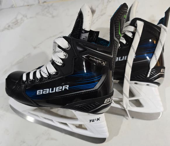 New Junior Bauer X Hockey Skates Regular Width Size 1.5