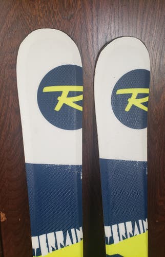 128cm JR ROSSIGNOL TERRAIN SKIS-PARTIAL TWIN TIP w/ROSSIGNOL KIDX EZ TRACK 4.5 Bindings *USED*