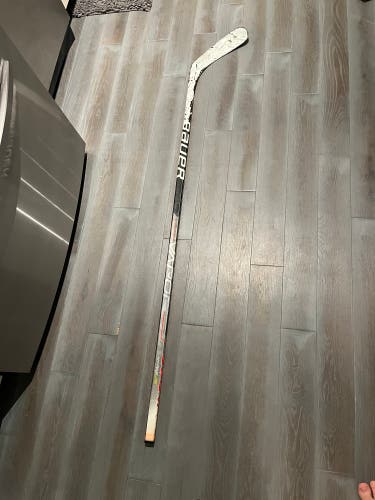 Used Senior Bauer Right Handed P92 Vapor Hyperlite Hockey Stick